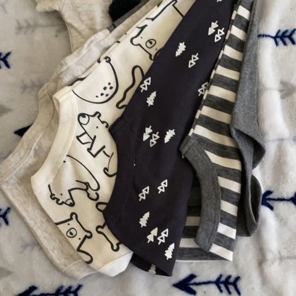 Gerber 5 onesies - Picture 3 of 3